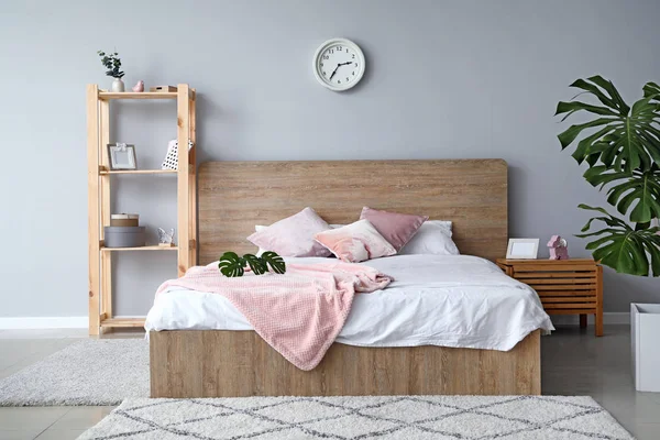 Stijlvol Groot Bed Interieur Van Kamer — Stockfoto