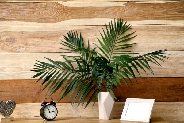 Vaas Met Groene Tropische Laat Tafel Buurt Van Houten Muur — Stockfoto