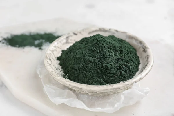 Schüssel Mit Spirulinapulver Auf Dem Tisch — Stockfoto