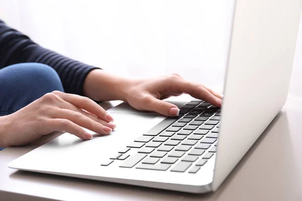 Frau Benutzt Laptop Büro — Stockfoto