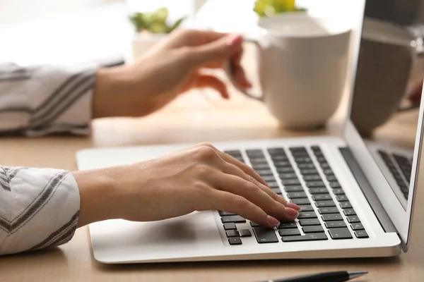 Mulher Usando Laptop Escritório — Fotografia de Stock