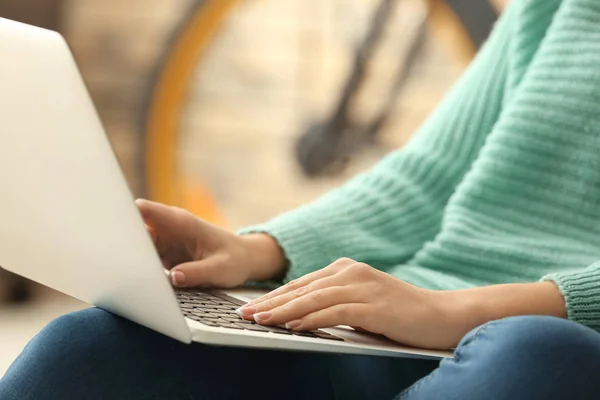 Mulher Usando Laptop Casa — Fotografia de Stock