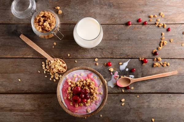 Ahşap masa üzerinde yoğurtlu lezzetli granola
