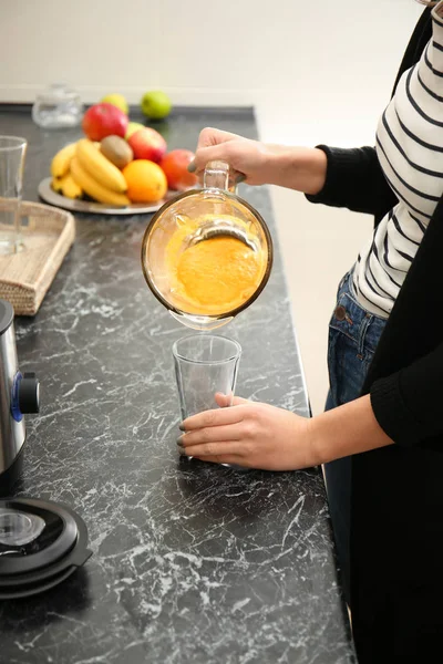 Kadın Mutfakta Lezzetli Smoothie Hazırlık — Stok fotoğraf