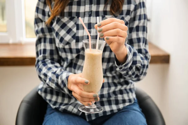 Woman Glass Tasty Smoothie Cafe — Stock Photo, Image