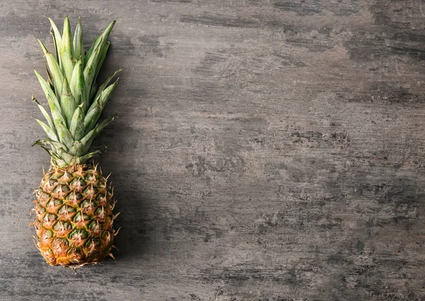 Ripe Pineapple Grey Wooden Background — Stock Photo, Image