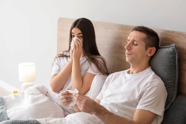 インフルエンザ自宅での病気のカップル — ストック写真