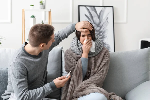 Homem Cuidando Sua Esposa Doente Com Gripe Casa — Fotografia de Stock