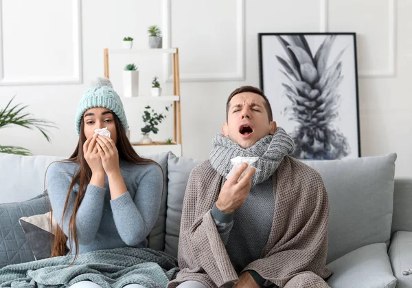 インフルエンザ自宅での病気のカップル — ストック写真