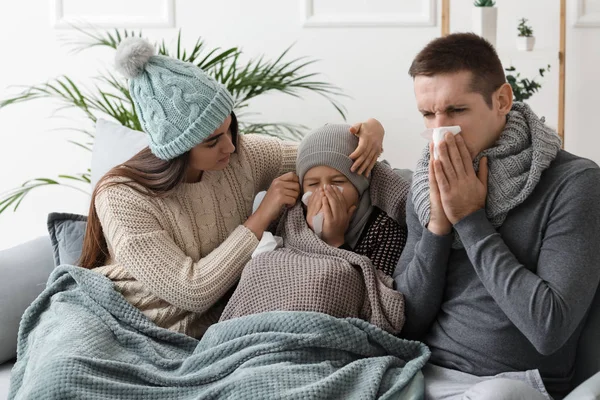 Familjen Sjuk Influensa Hemma — Stockfoto