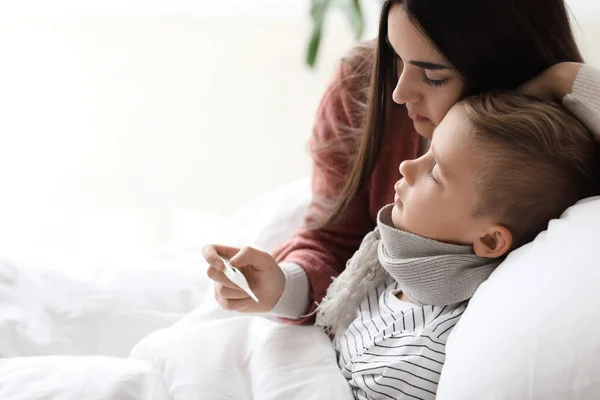 Mother Taking Care His Son Ill Flu Home — Stock Photo, Image