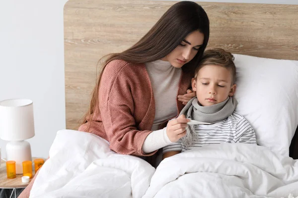 Mother Taking Care His Son Ill Flu Home — Stock Photo, Image