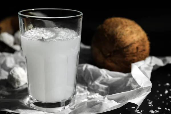 桌上一杯美味的椰子水 — 图库照片