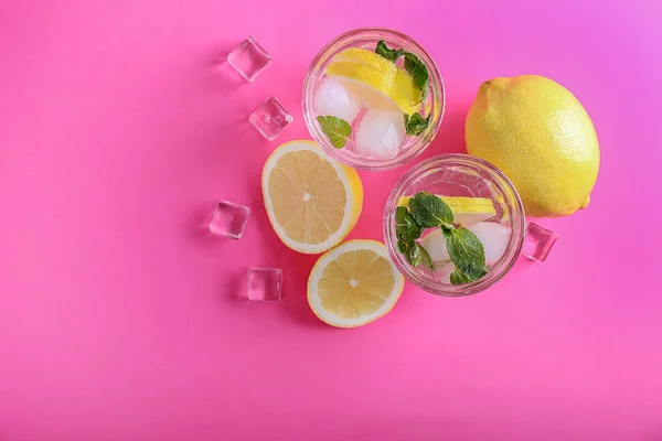 Bicchieri Gustosa Limonata Fredda Sfondo Colore — Foto Stock