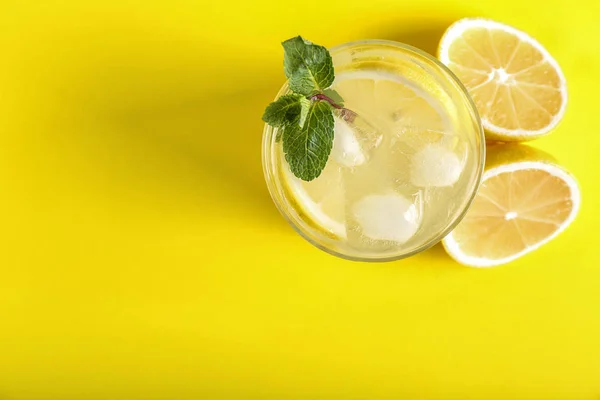 Szklanka Smacznej Zimnej Lemoniady Tle Koloru — Zdjęcie stockowe