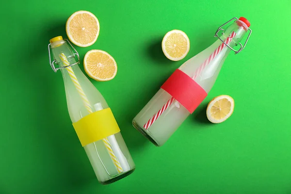Flaskor Välsmakande Kall Lemonad Färg Bakgrund — Stockfoto