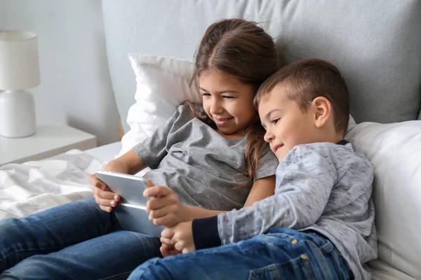 Χαριτωμένο Μικρό Παιδιά Που Παίζουν Smartphones Στο Σπίτι — Φωτογραφία Αρχείου