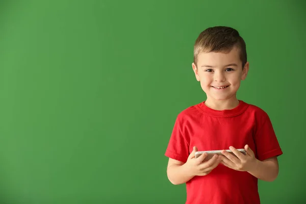 Schattige Kleine Jongen Met Smartphone Kleur Achtergrond — Stockfoto