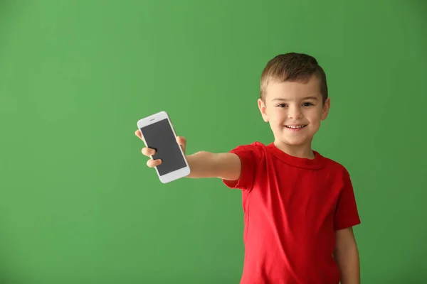 Schattige Kleine Jongen Met Smartphone Kleur Achtergrond — Stockfoto