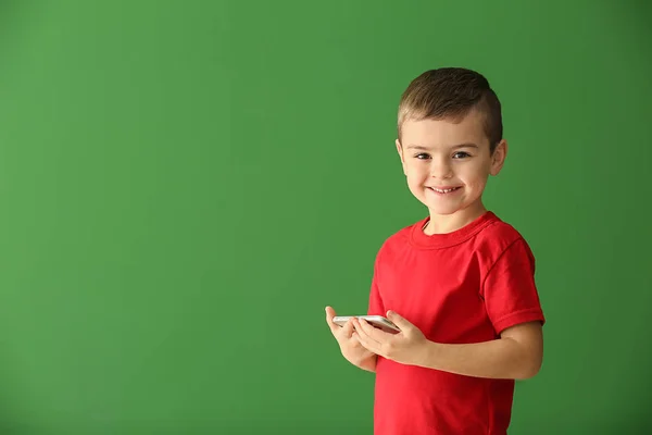 Lindo Niño Con Teléfono Inteligente Fondo Color — Foto de Stock