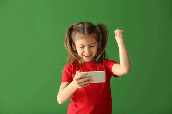 Schattig Klein Meisje Spelen Met Smartphone Kleur Achtergrond — Stockfoto