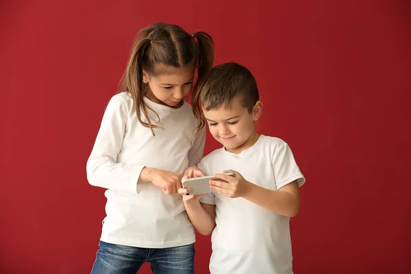 Schattige Kleine Kinderen Spelen Met Smartphone Kleur Achtergrond — Stockfoto