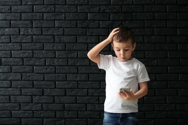 Emotionele Jongetje Spelen Met Smartphone Donkere Achtergrond — Stockfoto