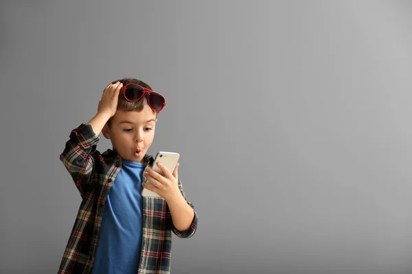 Emotionele Jongetje Spelen Met Smartphone Grijze Achtergrond — Stockfoto