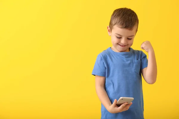 Schattige Kleine Jongen Spelen Met Smartphone Kleur Achtergrond — Stockfoto