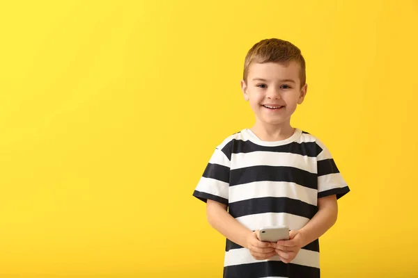 Lindo Niño Con Teléfono Inteligente Fondo Color — Foto de Stock