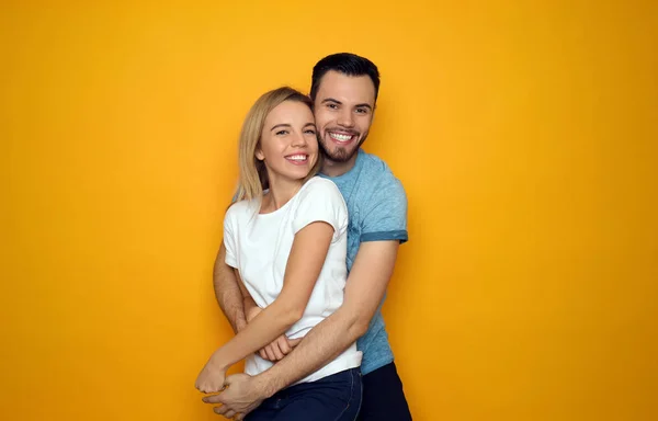 Elegante Pareja Joven Sobre Fondo Color — Foto de Stock