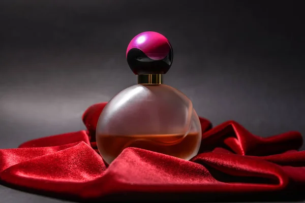 Garrafa Perfume Fundo Escuro — Fotografia de Stock