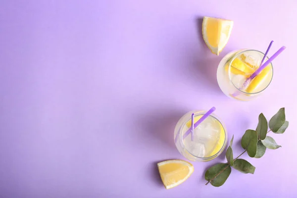 Samenstelling Met Lekkere Limonade Een Achtergrond Met Kleur — Stockfoto