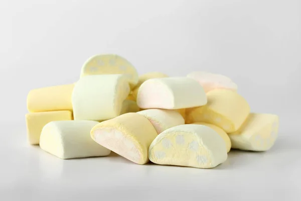 Leckere Marshmallows Auf Hellem Hintergrund — Stockfoto