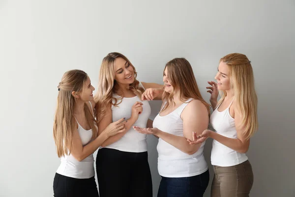 Vackra Unga Kvinnor Ljus Bakgrund Begreppet Kropp Positivitet — Stockfoto
