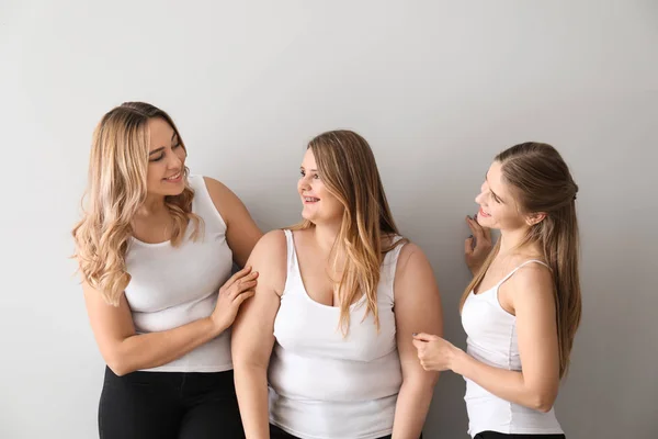 Hermosas Mujeres Jóvenes Sobre Fondo Claro Concepto Positividad Corporal — Foto de Stock