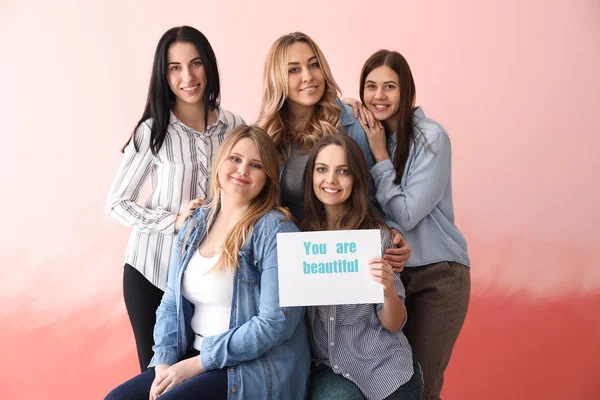 Vackra Unga Kvinnor Håller Papper Ark Med Text Vacker Färgbakgrund — Stockfoto