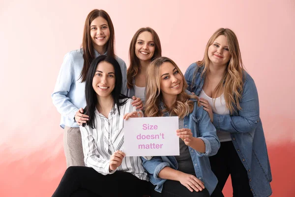 Beautiful Young Women Holding Paper Sheet Text Size Doesn Matter — Stock Photo, Image