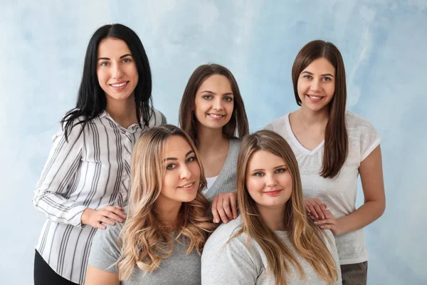 Hermosas Mujeres Jóvenes Sobre Fondo Color Concepto Positividad Corporal — Foto de Stock