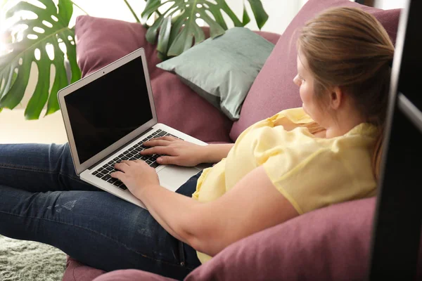 Beautiful Size Girl Laptop Resting Home Concept Body Positivity — Stock Photo, Image