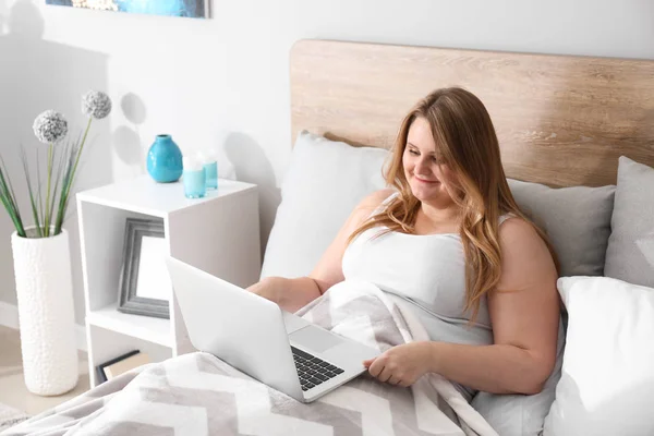 Beautiful Size Girl Laptop Resting Home Concept Body Positivity — Stock Photo, Image