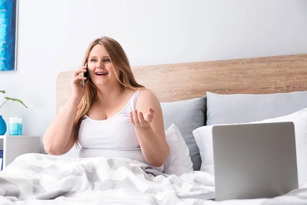 Beautiful Size Girl Talking Mobile Phone Home Concept Body Positivity — Stock Photo, Image