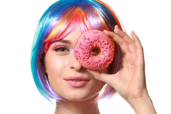 Красивая Молодая Женщина Сладким Пончиком Красочным Париком Белом Фоне — стоковое фото