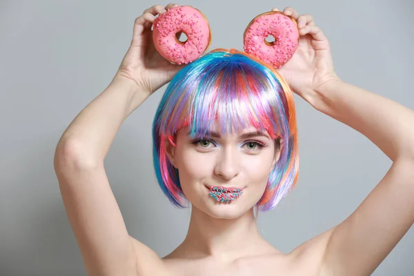 Schöne Junge Frau Mit Ungewöhnlichem Make Und Süßen Donuts Auf — Stockfoto