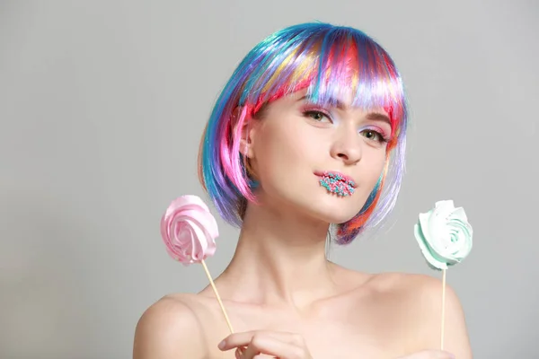 Hermosa Joven Con Maquillaje Inusual Piruletas Dulces Sobre Fondo Gris —  Fotos de Stock