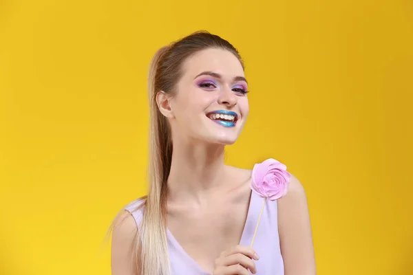 Vacker Ung Kvinna Med Ovanliga Smink Och Söta Lollipop Färg — Stockfoto