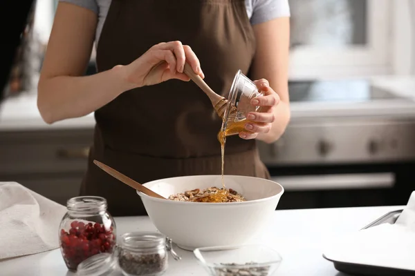 Žena Dělat Chutné Granola Bary Kuchyni — Stock fotografie