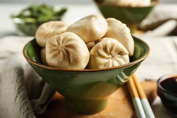 Tigela Com Saborosos Bolinhos Chineses Mesa Close — Fotografia de Stock