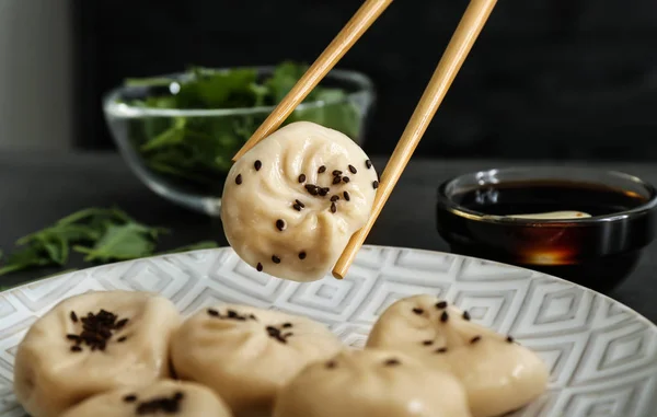 Comer Bolinhos Chineses Saborosos Close — Fotografia de Stock