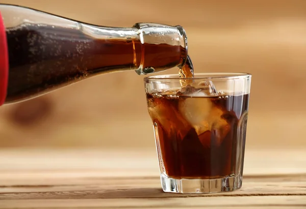 Pouring Soda Glass Table — Stock Photo, Image